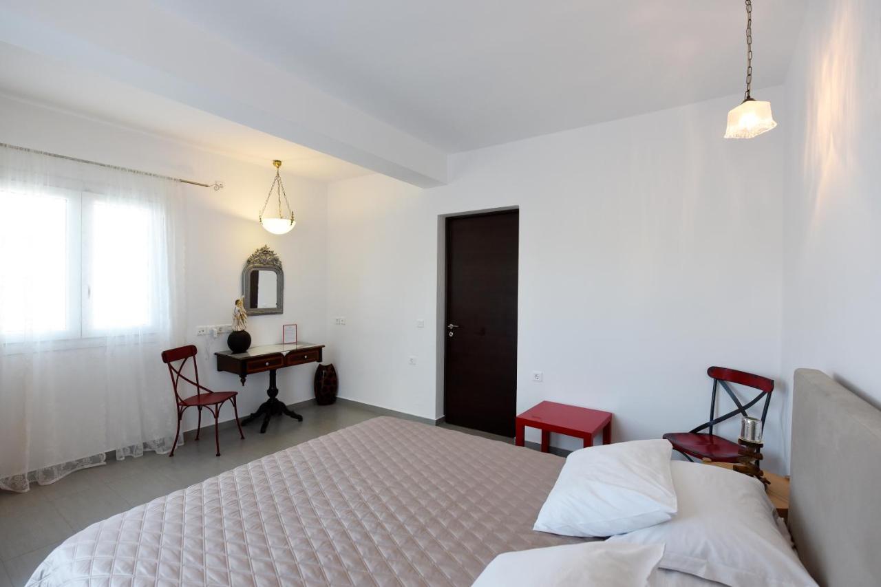 Tsakanos Home Adamantas  Luaran gambar